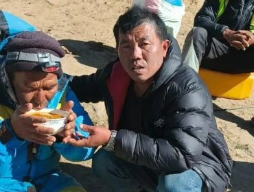 "Es absolutamente asombroso": El emocionante relato del escalador que perdió al guía que sobrevivió 6 días en el Everest
