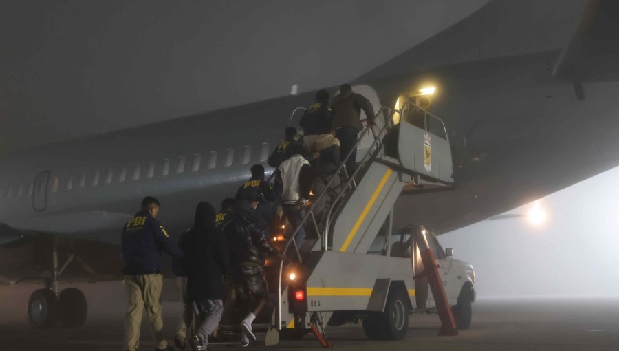 Expulsan a 45 extranjeros en nuevo vuelo de la FACh desde Iquique: 34 colombianos y 11 dominicanos