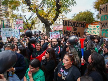 Comunidad del Colegio María Auxiliadora se toma las calles de Viña para protestar contra cierre anticipado: "No nos queda tiempo"