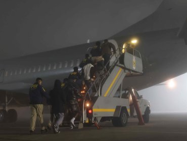 Expulsan a 45 extranjeros en nuevo vuelo de la FACh desde Iquique: 34 colombianos y 11 dominicanos