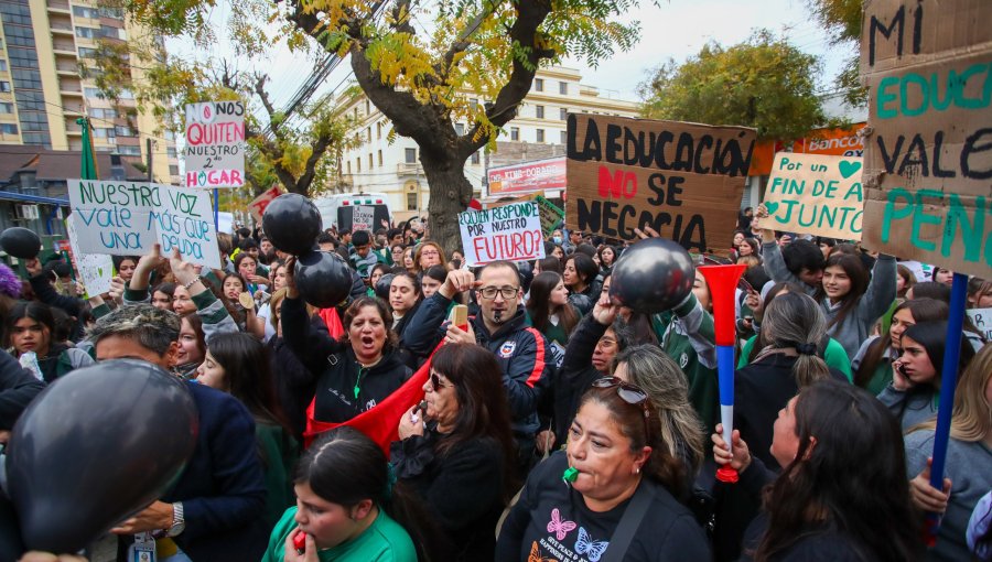 Comunidad del Colegio María Auxiliadora se toma las calles de Viña para protestar contra cierre anticipado: "No nos queda tiempo"
