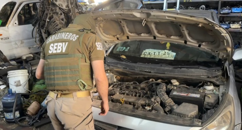 Golpe a las desarmadurías clandestinas en Santiago: detienen a tres sujetos que acopiaban piezas de vehículos robados