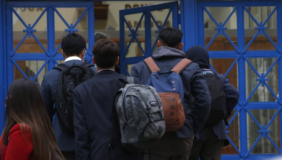 Superintendencia de Educación emite dictamen con los criterios para permitir detectores de metales en colegios