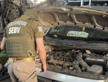 Golpe a las desarmadurías clandestinas en Santiago: detienen a tres sujetos que acopiaban piezas de vehículos robados