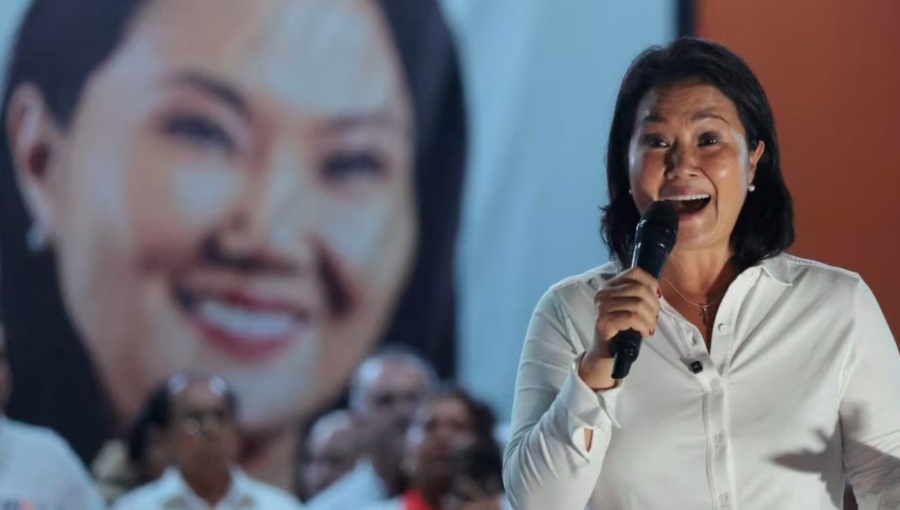 Keiko Fujimori lidera sondeos a pie de urna en la segunda vuelta de Perú