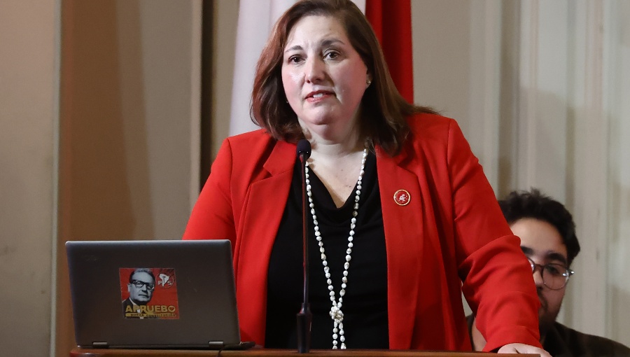Presidenta del PS Paulina Vodanovic reconoce error y frena distribución de folleto contra Presidente Kast