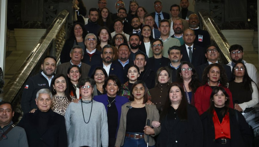 Senadores y alcaldes de oposición acuerdan defender recursos municipales en discusión del proyecto de Reconstrucción