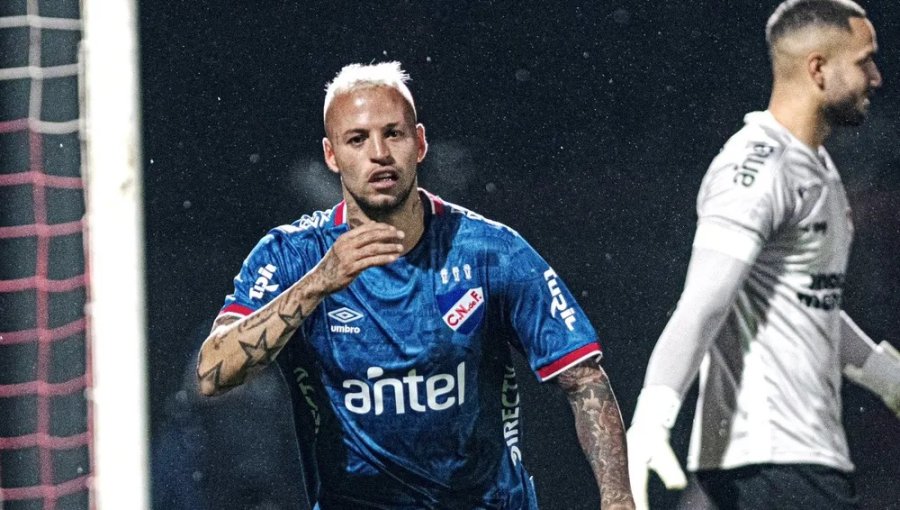 La U buscaría fichar al uruguayo Nicolás López para el segundo semestre: jugó con Eduardo Vargas en Nacional