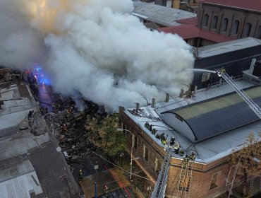 Incendio destruye antigua casona en el centro de Santiago: hay 50 damnificados, un herido y colapso parcial de la estructura