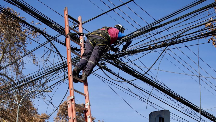 Limache inicia retiro masivo de cables en desuso para recuperar espacios públicos y mejorar la seguridad comunal