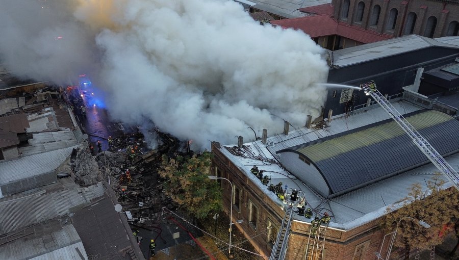 Incendio destruye antigua casona en el centro de Santiago: hay 50 damnificados, un herido y colapso parcial de la estructura