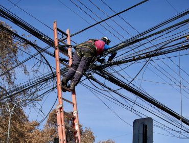 Limache inicia retiro masivo de cables en desuso para recuperar espacios públicos y mejorar la seguridad comunal