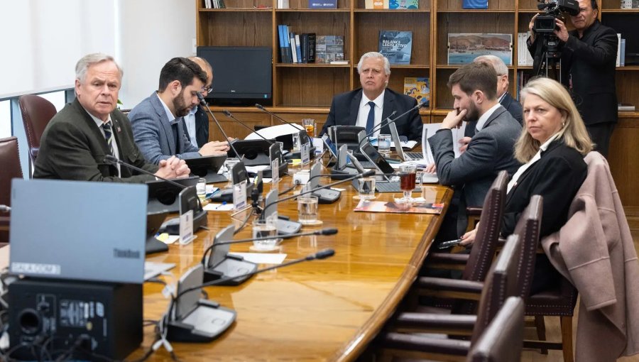 Director del SII explicó cobro de IVA a sitios de apuestas en línea en la comisión de Economía del Senado