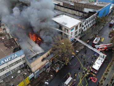 Incendio destruyó varios locales comerciales en la Alameda en Santiago: siniestro provocó la evacuación preventiva de personas