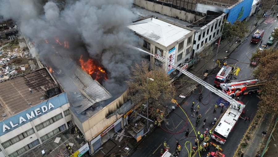 Incendio destruyó varios locales comerciales en la Alameda en Santiago: siniestro provocó la evacuación preventiva de personas