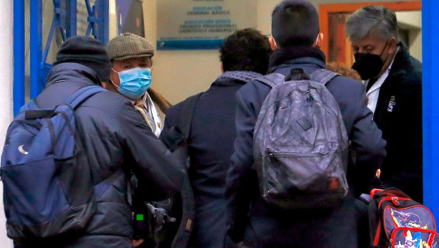 Estudiante fue detenido por llevar un arma a su liceo en Valparaíso: era de juguete