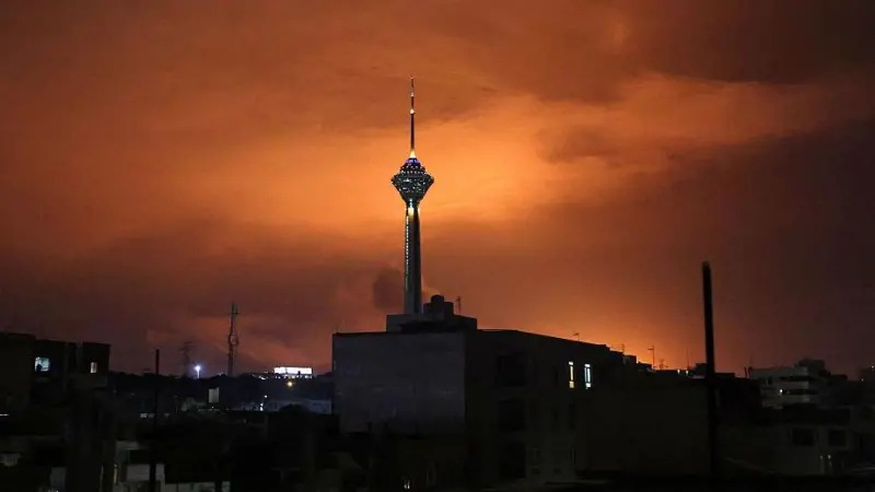 EE.UU. lanza una nueva ofensiva contra Irán y Teherán responde con ataques a barcos en el estrecho de Ormuz