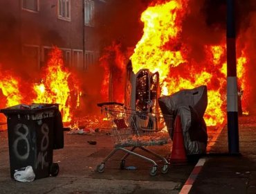 Apuñalamiento de un refugiado sudanés desata violentas protestas contra inmigrantes en Belfast