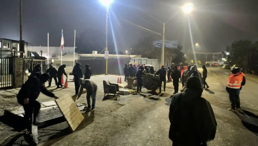 Trabajadores de empresa contratista de Codelco iniciaron una huelga con barricadas en puntos de accesos a la División Andina