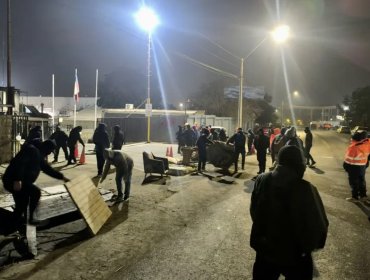 Trabajadores de empresa contratista de Codelco iniciaron una huelga con barricadas en puntos de accesos a la División Andina