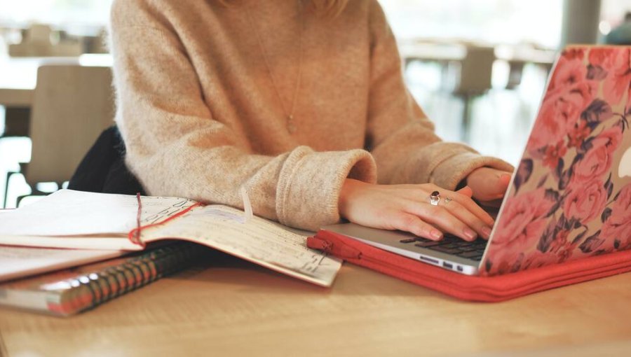 Proyecto que promueve la adopción de medidas para la inclusión laboral de las mujeres en las empresas fue despachado a ley