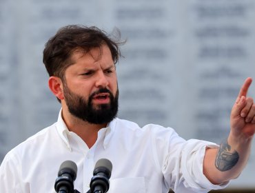 Gabriel Boric arremete contra embargos por deudas del CAE y acusa "inaceptables contradicciones" de la derecha