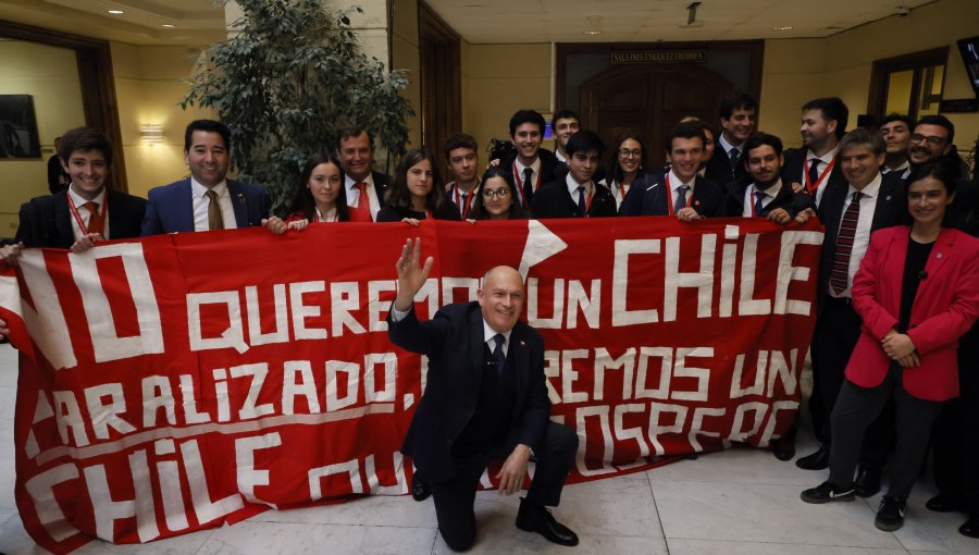 Estudiantes y parlamentarios crean mesa "No Paralicemos Chile" en rechazo a paros impulsados por la Confech