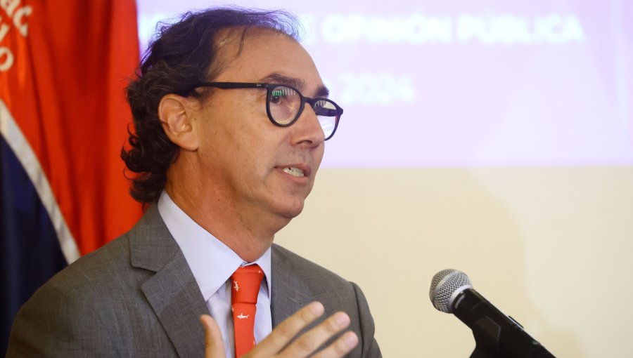 Exministro Figueroa por deudas del CAE plantea que Tesorería "debiese ser insistente en el cobro", pero "muy flexible en la manera de recaudar"