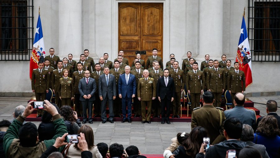 Kast condecoró a 33 carabineros del grupo Guardia de Palacio y de Escolta Presidencial por su destacada trayectoria