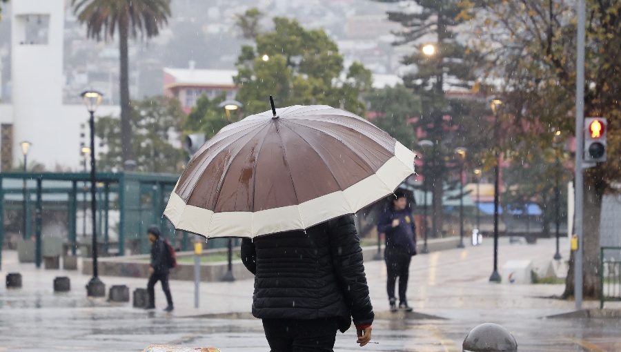 Pronóstico anticipa posibles lluvias en la región Metropolitana previo al Día del Padre