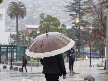 Pronóstico anticipa posibles lluvias en la región Metropolitana previo al Día del Padre