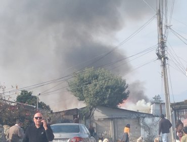 Violento incendio en Belloto Sur movilizó a equipos de emergencias: Lesionados y peligro de propagación