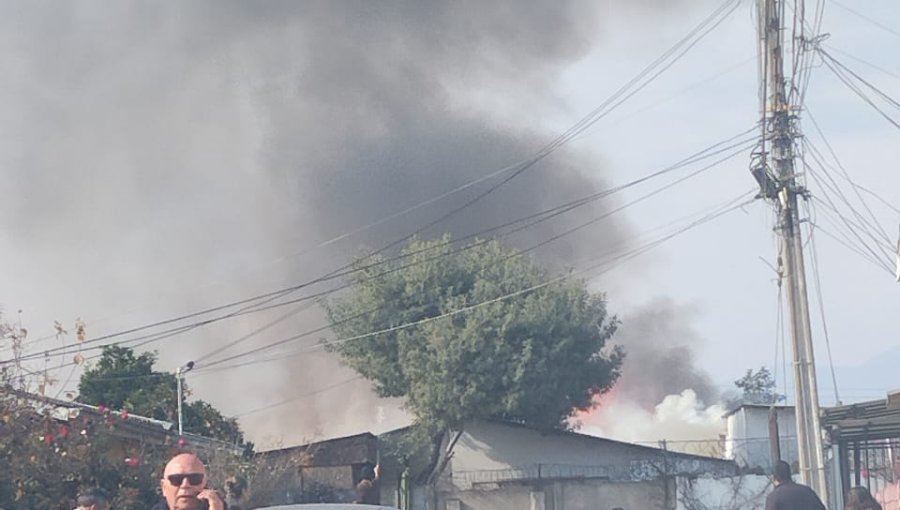 Violento incendio en Belloto Sur moviliza a equipos de emergencias: Lesionados y peligro de propagación