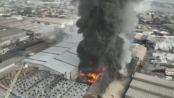 Incendio en procesadora de neumáticos en Cerrillos genera gran columna de humo