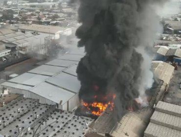 Incendio en procesadora de neumáticos en Cerrillos genera gran columna de humo