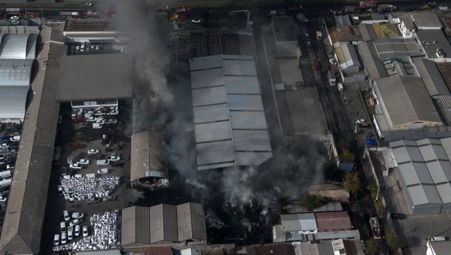 Alerta ambiental en Cerrillos: suspenden las clases en colegios públicos por masivo incendio en planta de neumáticos