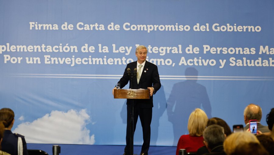 Presidente Kast firmó carta compromiso para implementar la ley de envejecimiento digno, activo y saludable