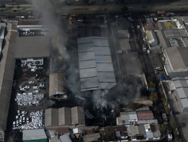 Alerta ambiental en Cerrillos: suspenden las clases en colegios públicos por masivo incendio en planta de neumáticos