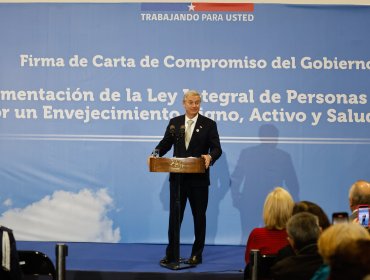 Presidente Kast firmó carta compromiso para implementar la ley de envejecimiento digno, activo y saludable