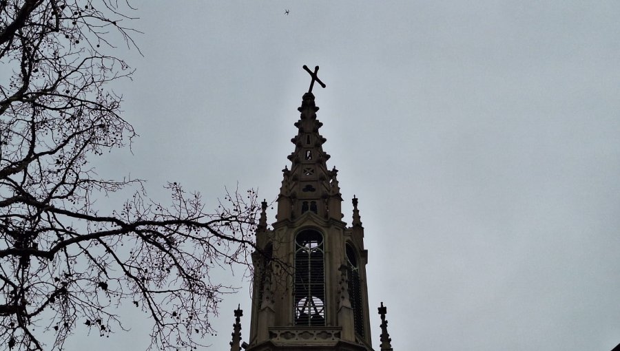 Peligro a 40 metros de altura: evalúan usar helicóptero para retirar cruz inclinada de la Iglesia Las Carmelitas de Viña del Mar