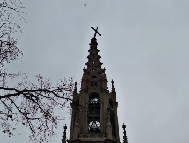 Peligro a 40 metros de altura: evalúan usar helicóptero para retirar cruz inclinada de la Iglesia Las Carmelitas de Viña del Mar