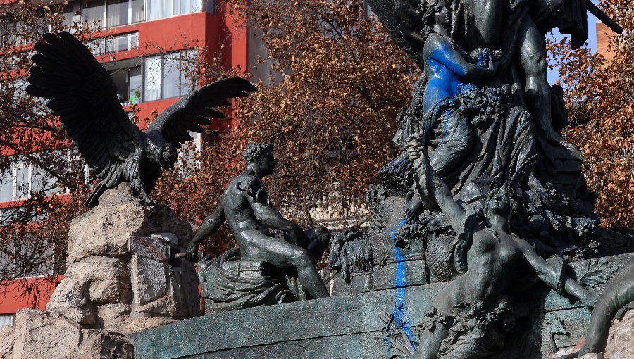 Consejo de Monumentos Nacionales pide a Desbordes definir prioridad entre reja para la Fuente Alemana o cierre del Parque Forestal