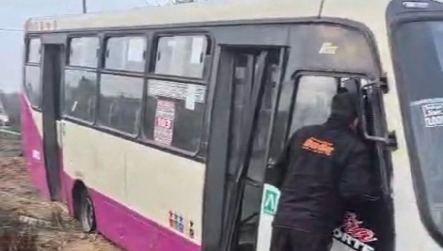 Microbús desbarrancó a la altura del sector Los Molles en Quilpué: conductor se habría dado a la fuga