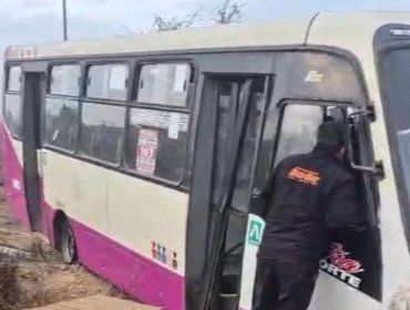 Microbús desbarrancó a la altura del sector Los Molles en Quilpué: conductor se habría dado a la fuga