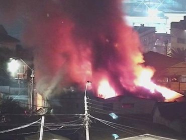 Incendio afecta a una vivienda de dos pisos en el sector Cerro Arena en San Antonio