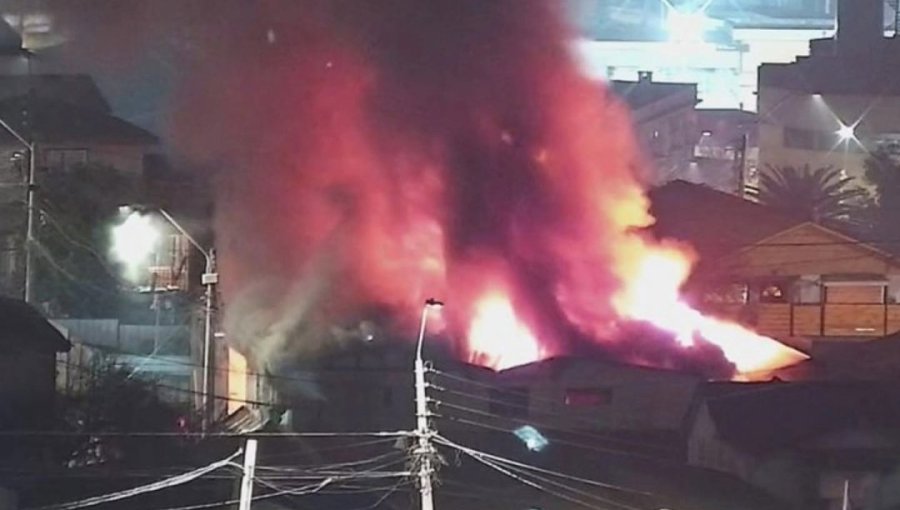 Incendio afecta a una vivienda de dos pisos en el sector Cerro Arena en San Antonio