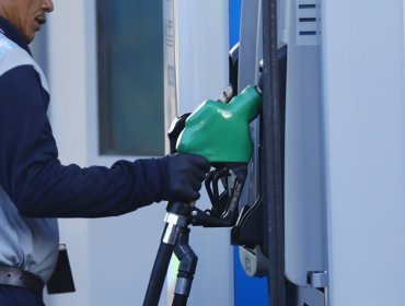 Confirman fuerte caída en el precio de las bencinas y el diésel a partir de este jueves