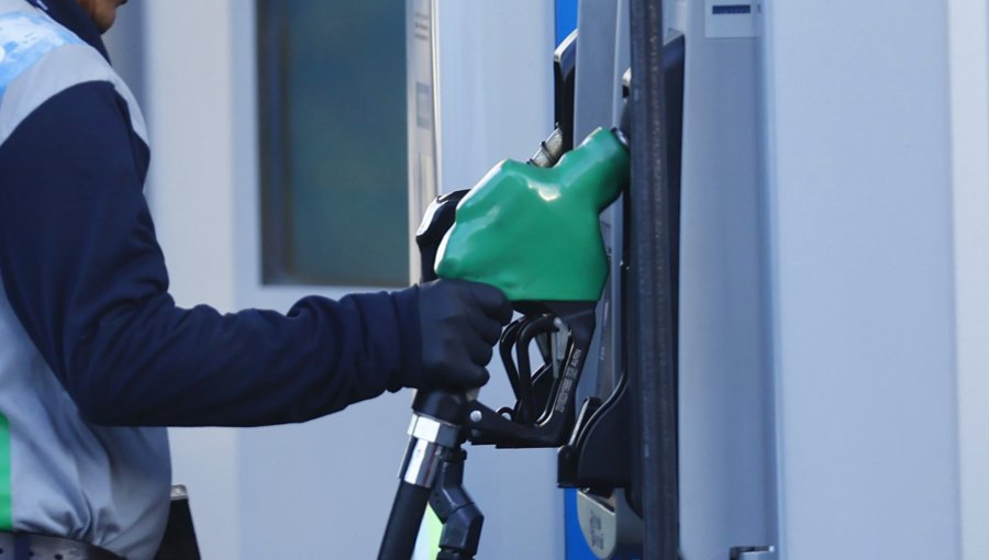 Confirman fuerte caída en el precio de las bencinas y el diésel a partir de este jueves