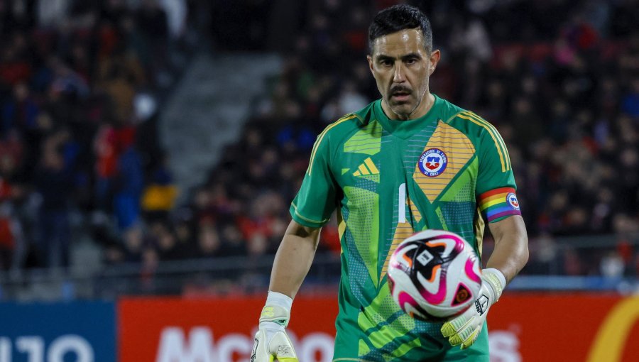 Claudio Bravo admite estar "un poco triste" por la no presencia de la Roja en el Mundial