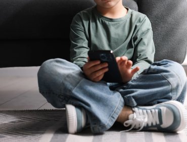 Emiratos Árabes Unidos aprueba resolución que prohíbe el acceso de los menores de 15 años a las redes sociales